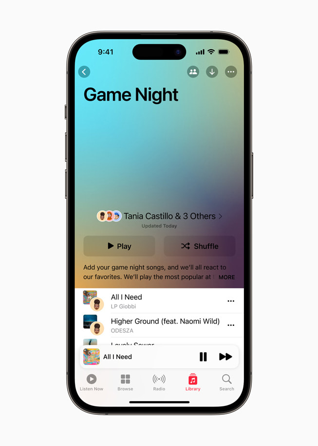 Un iPhone 14 Pro muestra una lista colaborativa titulada Game Night en Apple Music. 