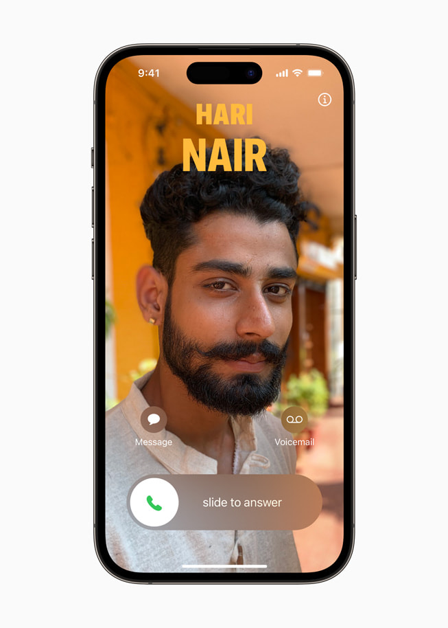 Se muestra un Póster de Contacto para Hari Nair en un iPhone 14 Pro.