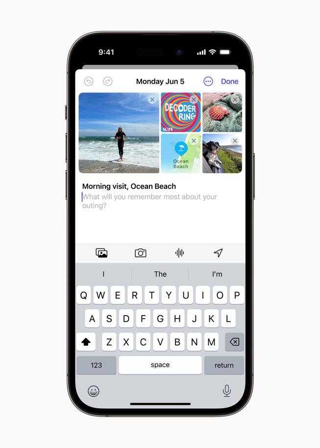 Un usuario escribe en su diario en un iPhone 14 Pro durante una visita a Ocean Beach.