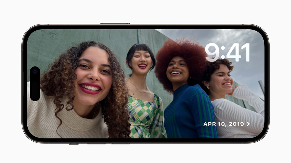 En Espera muestra un grupo de amigos posando juntos en un iPhone 14 Pro con iOS 17.