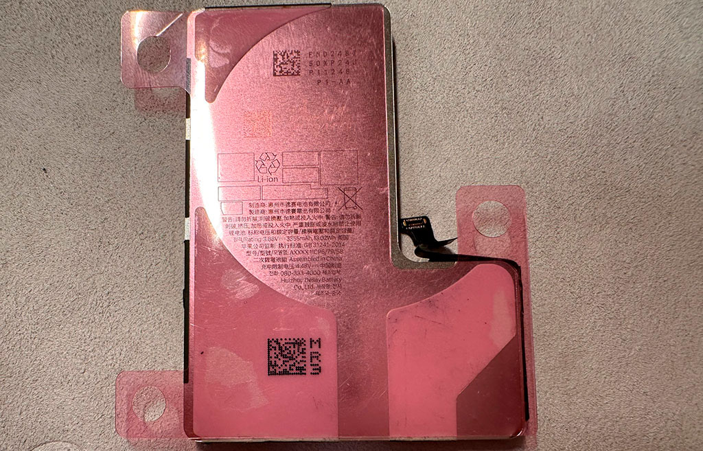 bateria iPhone 16 Pro con escudo - carcasa metalica