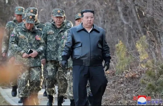 El lider norcoreano Kim Jong un inspecciona el entrenamiento de campo de las tropas en una importante base de operaciones militares