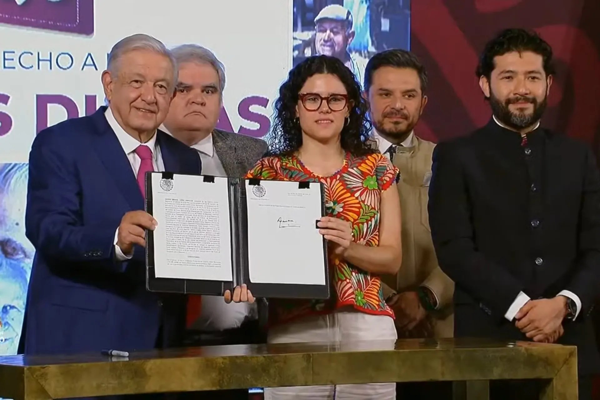 amlo lopez obrador firma fondo pensiones