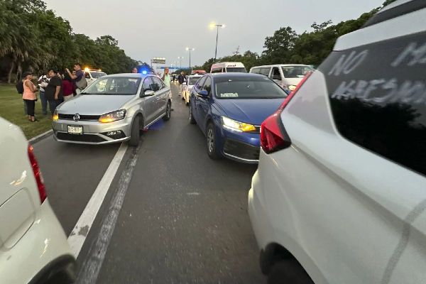 Manifestacion de conductores de Uber en Aeropuerto de Cancun 5