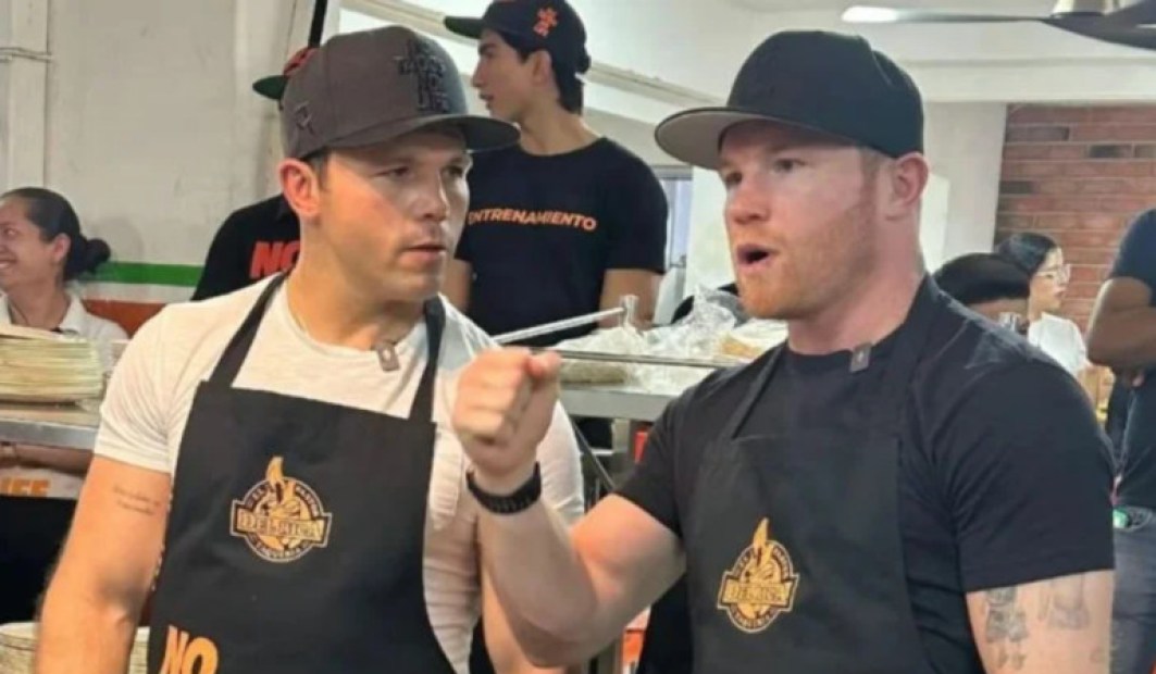 Canelo Álvarez prepara tacos a sus clientes 