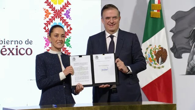 Claudia Sheinbaum y Marcelo Ebrard firman decreto para imponer aranceles